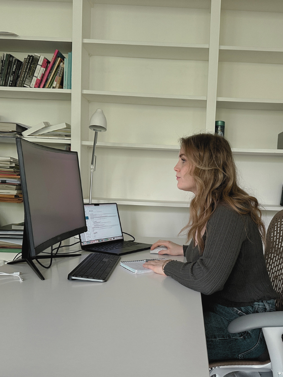 architecte Maud travaillant sur un ordinateur à un bureau